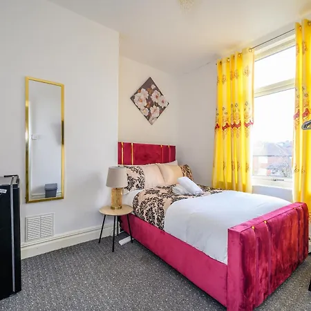 -rd15cfa- For Relaxed And Cosy With Free Parking Leeds (West Yorkshire)