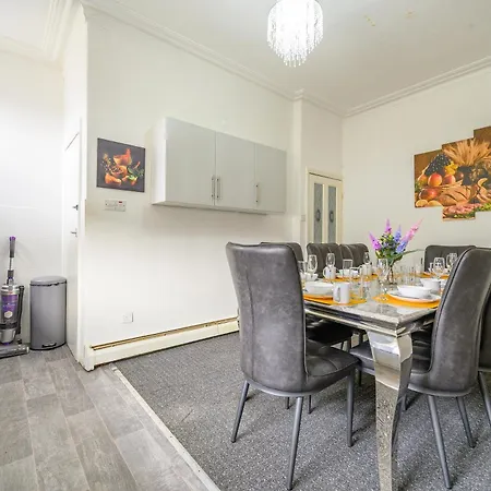 -rd15cfa- For Relaxed And Cosy With Free Parking * לידס