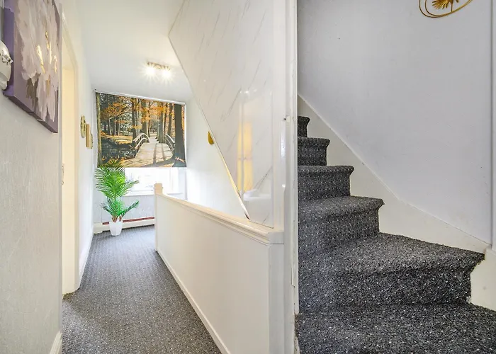 -rd15cfa- For Relaxed And Cosy With Free Parking Leeds (West Yorkshire)